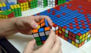 Funny video Cât de repede poți rezolva 5 cuburi Rubik