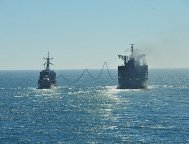 Doi marinari români au fost aduşi la ţărm, după cinci luni petrecute la bordul unei nave defecte