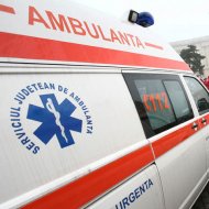 Și-a dat foc în faţa unui bar Tânăr dus în stare gravă la spital după ce şi-a turnat diluant 