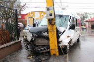 Fotoreportaj. Un şofer neatent a trimis la spital 21 de pasageri Impact în intersecţie. Rezultatul - microbuz înfipt în stâlp, la Constanţa      