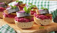 Ecuisine.ro Sandviciuri cu hering şi salată de sfeclă