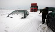 Iarna este la graniţa judeţului Constanţa Autoturisme blocate în nămeţi în judeţul Tulcea  