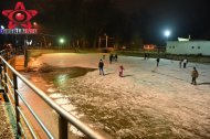 Panică la patinoar O fetiţă de şase ani, în pericol după ce s-a spart gheaţa 