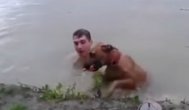 Funny video Un câine eroic sare în apă după stăpânul său