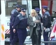 Elena Udrea a fost adusă în cătuşe la ICCJ, repetând gestul de a duce mâna la nas   