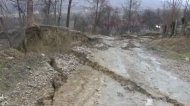Trafic rutier oprit în Vrancea din cauza alunecărilor de teren