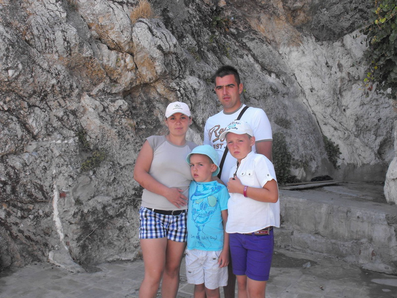 o mariana si trei mariani familia badea din mereni tatal mama si cei doi copii sunt medaliati la ashihara