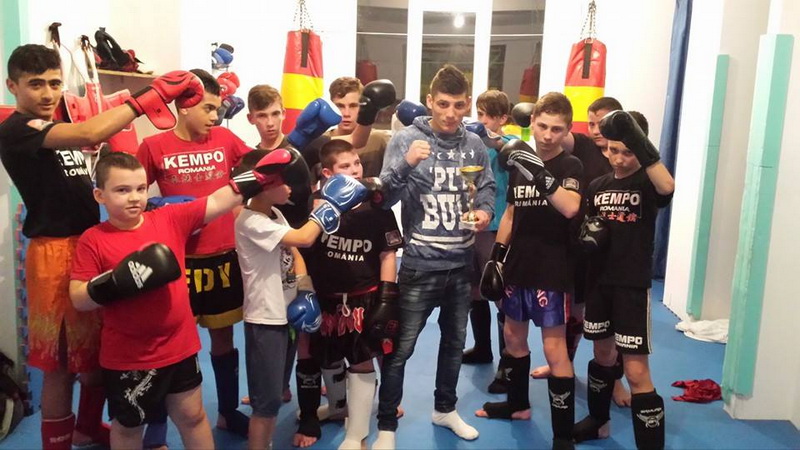 luptatori la cs navodari petrica purcaru si cezar andreies invingatori in gala profesionista de la galati