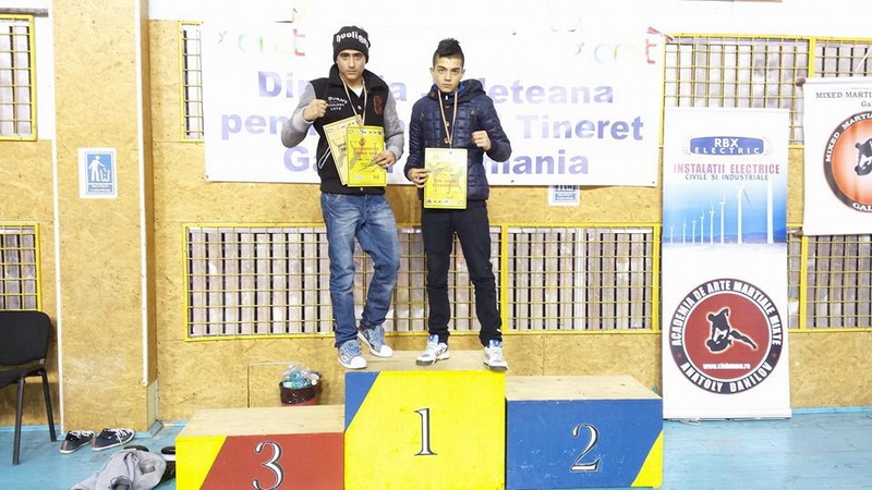 luptatori la cs navodari petrica purcaru si cezar andreies invingatori in gala profesionista de la galati