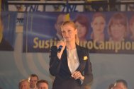 Europarlamentarul Ramona Mănescu susţine o conferinţă de presă referitoare la revenirea sa în PNL Constanţa   