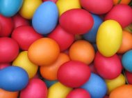 Prețul, în cădere liberă la producători Românii cumpără în jur de 180 de milioane de ouă înaintea Paștelui