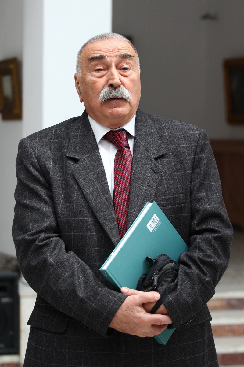 am facut acest lucru pentru a demonstra calitatea sa de ctitor schimbarea la fata a muzeului de arta