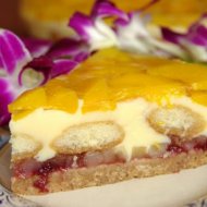 Ecuisine.ro Tort cu piersici si crema de vanilie