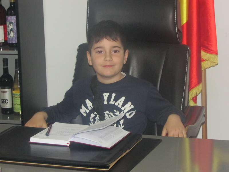 valentin saghiu a renuntat la fotoliul de primar elevii si micutii de la gradinita au fost primari pentru