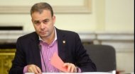 Senatul nu a primit până vineri o demisie a lui Darius Vâlcov din funcţia de senator