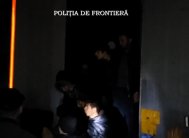 74 de migranţi sirieni şi iranieni, ascunşi în remorca unui automarfar, depistaţi la un punct de trecere a frontierei (video) 