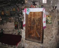 Vizitată de mii de credincioşi din toate colţurile ţării Peştera Sfântului Andrei, primul lăcaş de cult creştin din România 