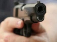 Banc Un gangster jefuieşte o bancă