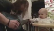 Funny video Copilaş care a cunoscut pentru prima oară chitara, trebuie să vezi!