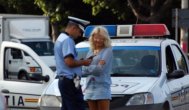 Banc Blondă zâmbeşte galeş la poliţist...