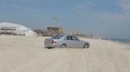 Riscă o amendă Doi șoferi au intrat cu maşinile de lux pe o plajă din Mamaia