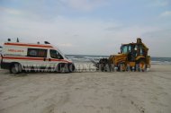 UPDATE 1. Ambulanță blocată în nisip O persoană a căzut cu parapanta în mare  (galerie foto + video)     
