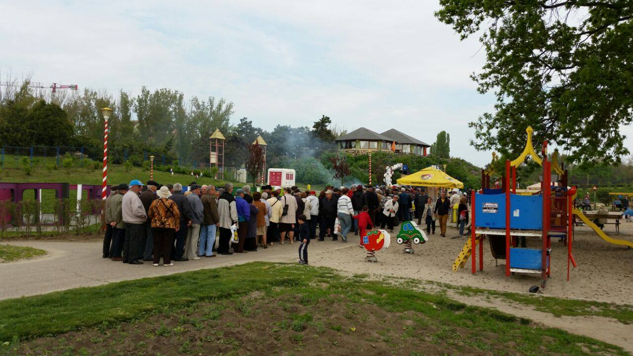 1 mai in parcul tabacarie locul de joaca pentru copii a devenit sala de mese pentru pensionari galerie
