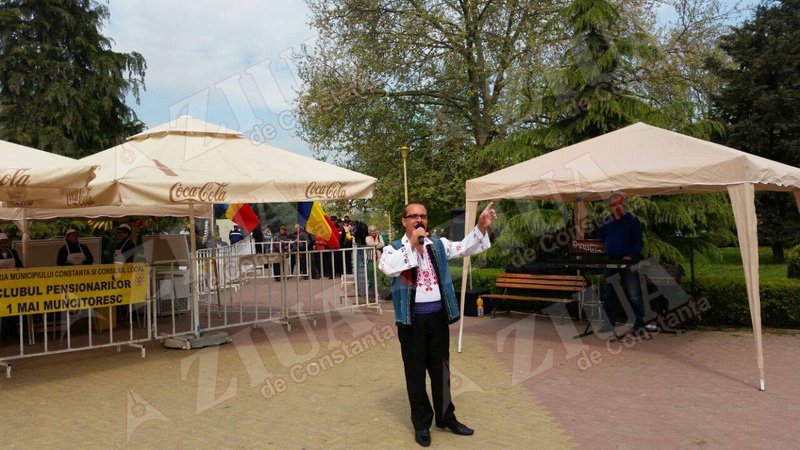 primaria constanta face cinste pensionarilor cu mici si bere la casa de cultura 544673