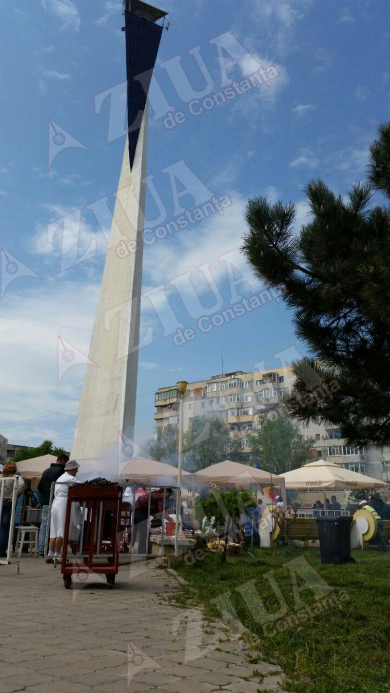 pensionarii servesc mici si bere in zona far din constanta 544680