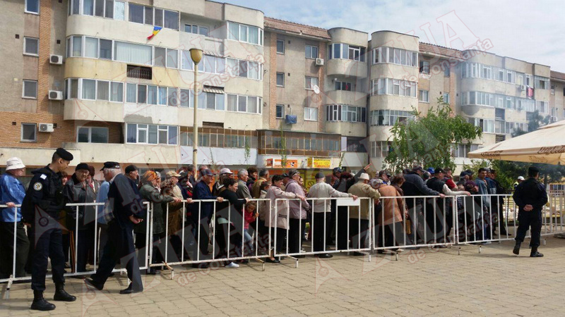 pensionarii servesc mici si bere in zona far din constanta 544680