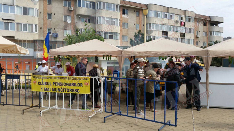 pensionarii servesc mici si bere in zona far din constanta 544680