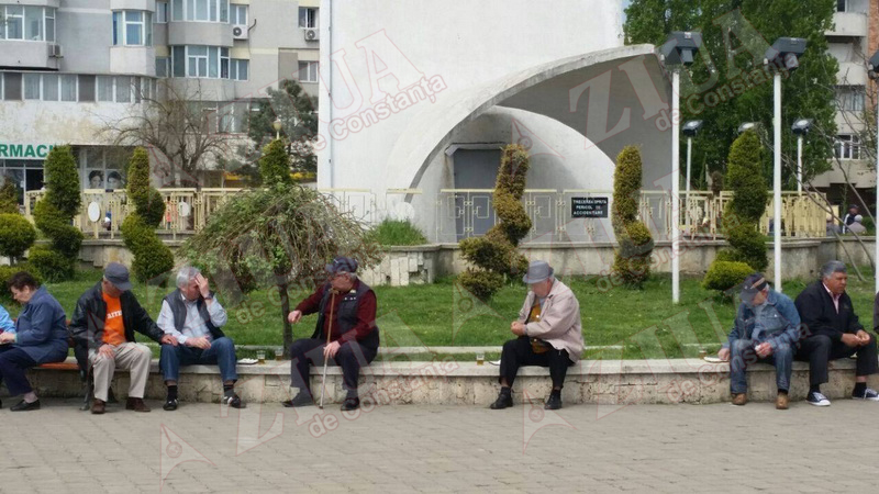 pensionarii servesc mici si bere in zona far din constanta 544680