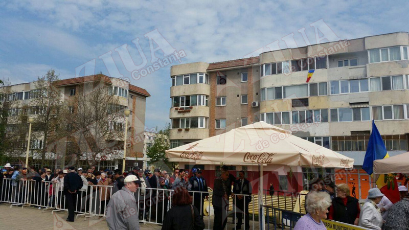 pensionarii servesc mici si bere in zona far din constanta 544680