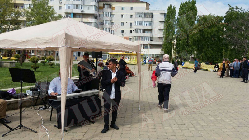 pensionarii servesc mici si bere in zona far din constanta 544680