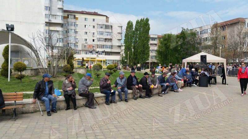 pensionarii servesc mici si bere in zona far din constanta 544680