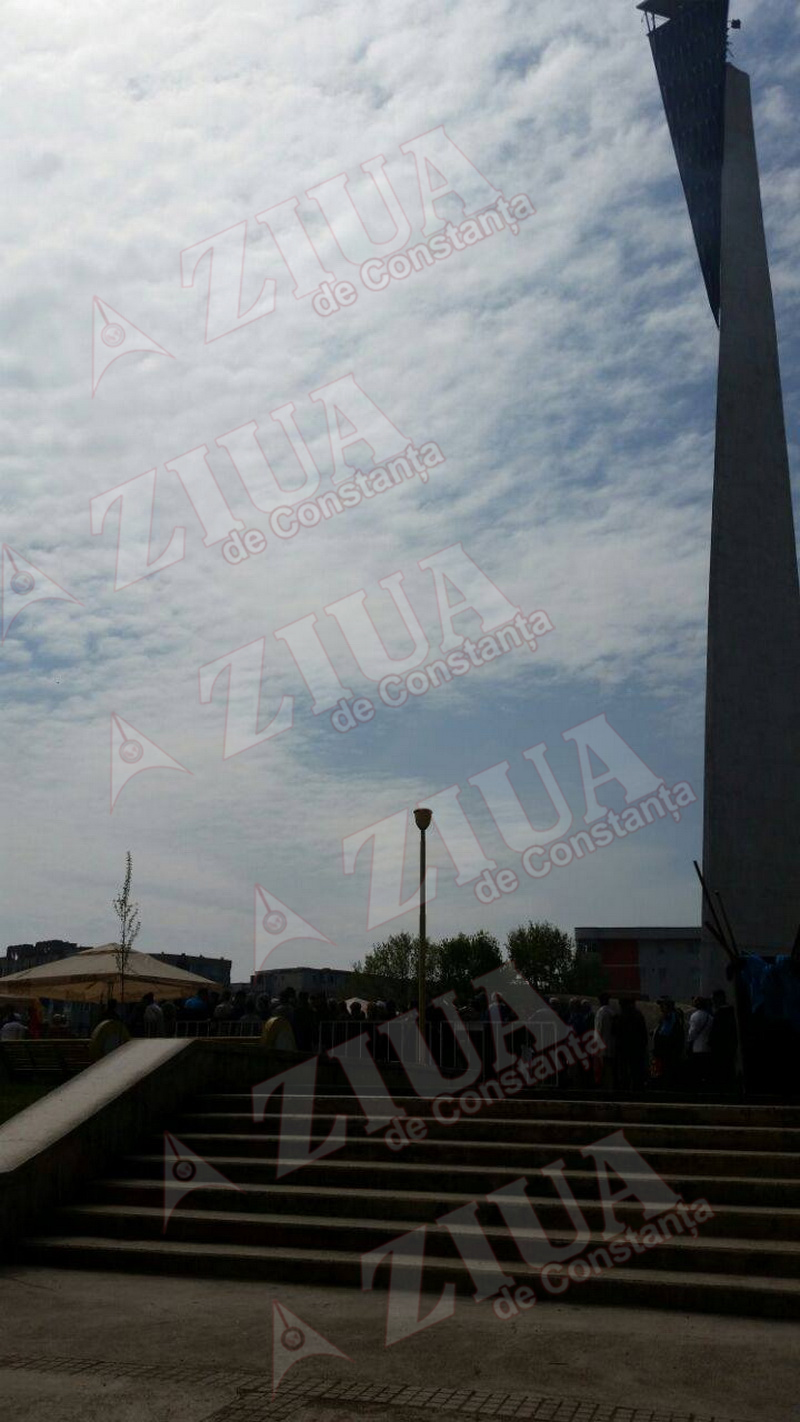 pensionarii servesc mici si bere in zona far din constanta 544680