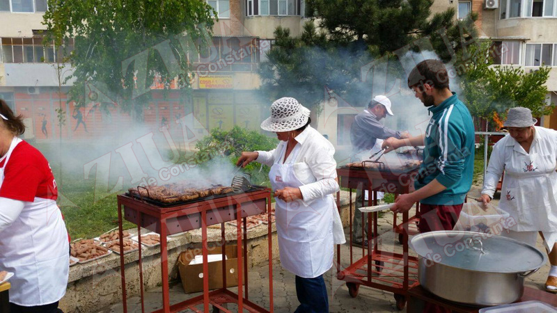 pensionarii servesc mici si bere in zona far din constanta 544680