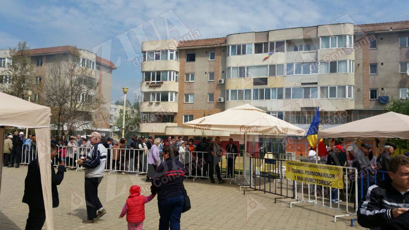 pensionarii servesc mici si bere in zona far din constanta 544680