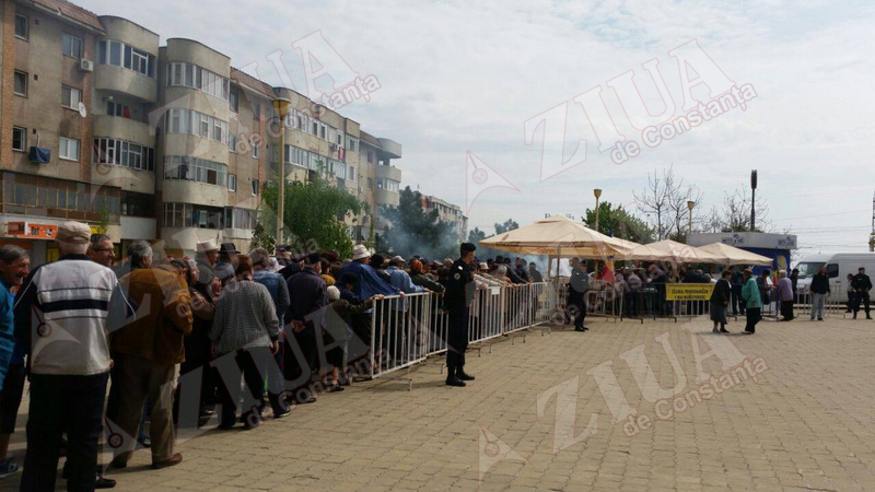 pensionarii servesc mici si bere in zona far din constanta 544680