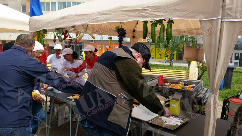 pensionarii servesc mici si bere in zona far din constanta 544680