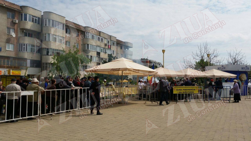 pensionarii servesc mici si bere in zona far din constanta 544680