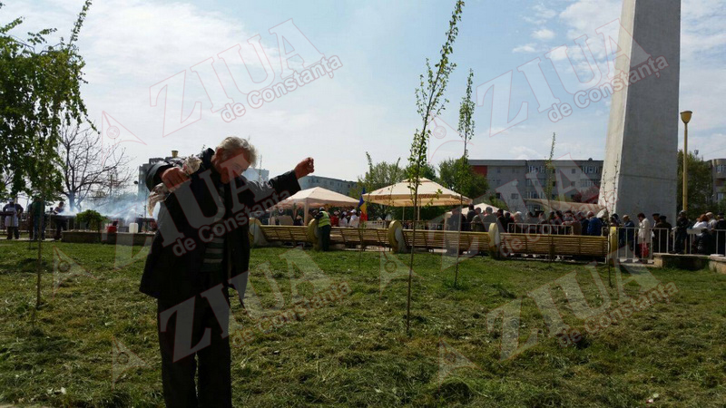 pensionarii servesc mici si bere in zona far din constanta 544680