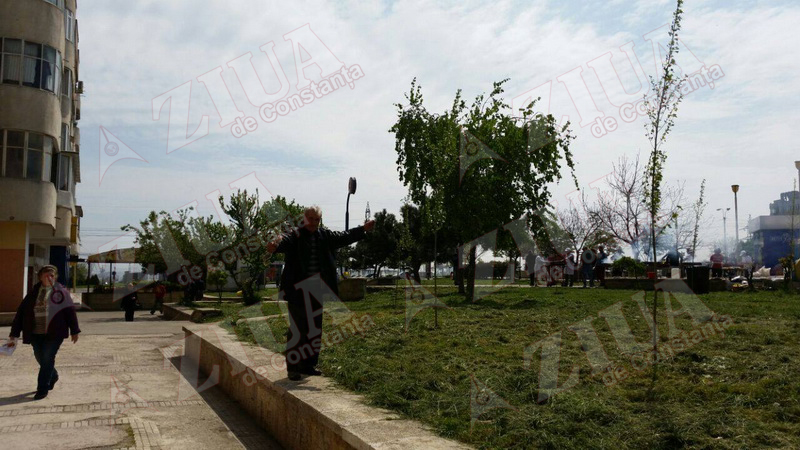 pensionarii servesc mici si bere in zona far din constanta 544680