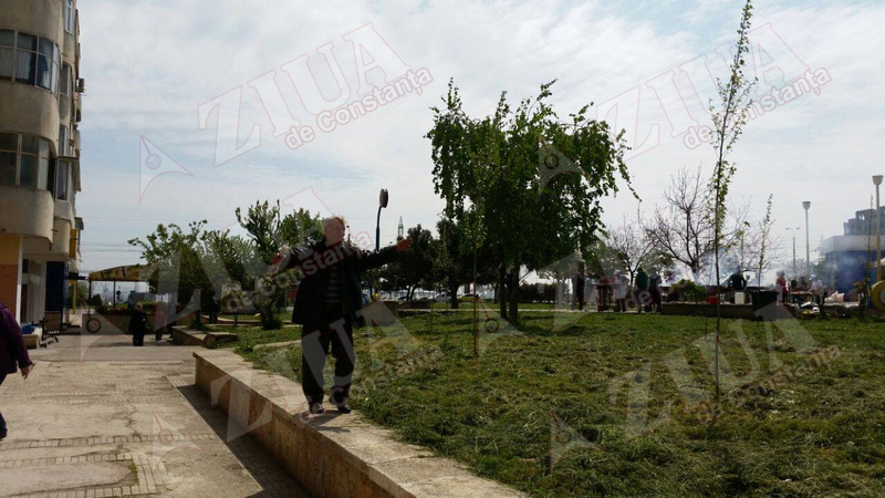 pensionarii servesc mici si bere in zona far din constanta 544680