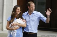 Jurnaliştii din toată lumea aşteaptă în faţa spitalului naşterea bebeluşului regal Ducesa de Cambridge, soţia prinţului William, a intrat în travaliu 