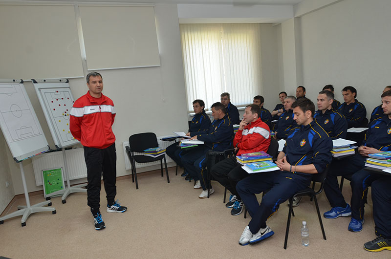 fostul fotbalist al farului se indreapta spre antrenorat adrian senin s a scolit in strainatate galerie