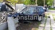 Foto exclusiv Un șofer distrat a intrat prin gard în curtea unei case din cartierul Coiciu (galerie foto + video)