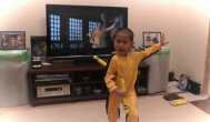 Funny video Copil de 5 ani îl imită pe Bruce Lee