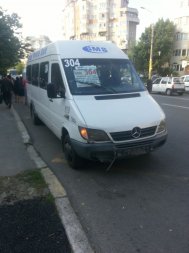 FOTO EXCLUSIV. Un conflict spontan a pornit între șoferi Tamponare între un microbuz și un autoturism în zona Papa Bun din Constanța  