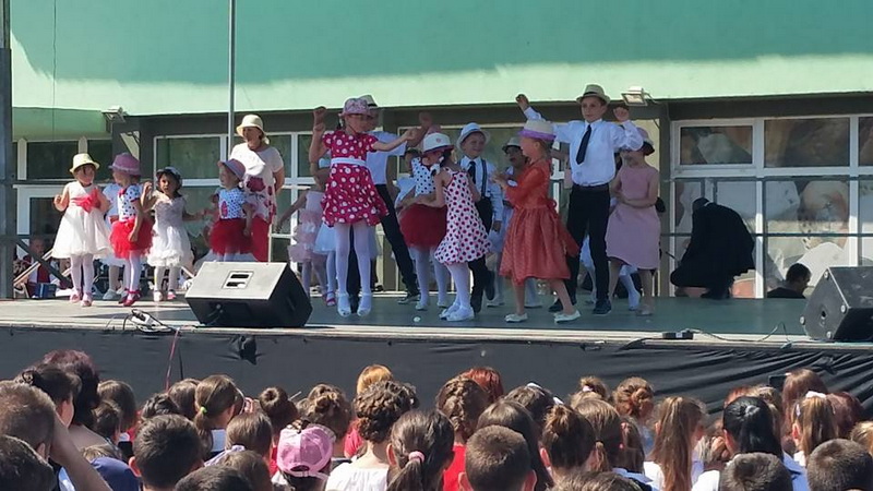 viitorul unei natiuni depinde de nivelul de educatie primarul valentin vrabie a oferit 500 de tablete viitorul unei natiuni depinde de nivelul de educatie primarul valentin vrabie a oferit 500 de tablete